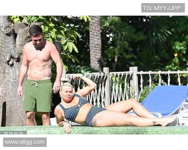 阳光沙滩上的浪漫时刻足球明星与女友共享甜蜜假期