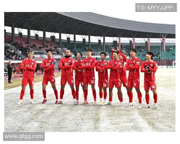 足球明星面对记者采访时的害羞瞬间揭示了他们真实的一面